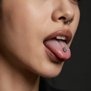 Illustration : Piercing labret et langue : symbolique, origines et significations