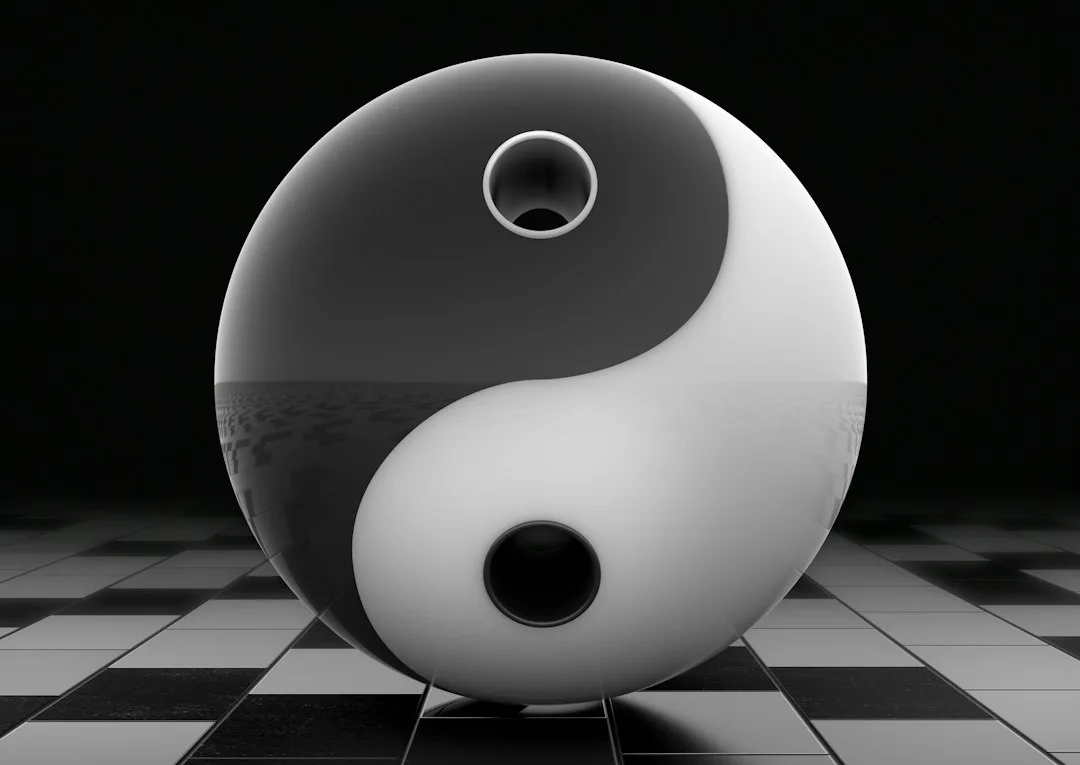 Tatouage Yin Yang minimaliste sur le poignet